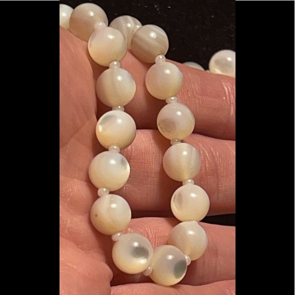 Vintage Mother of Pearl MOP Bead Necklace with Brass Barrel Clasp - Picture 14 of 16